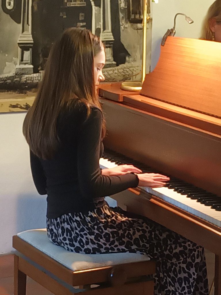 Vorspiel 2025 Klavierschülerin Merle beim Vorspiel im Barfüßerkloster
