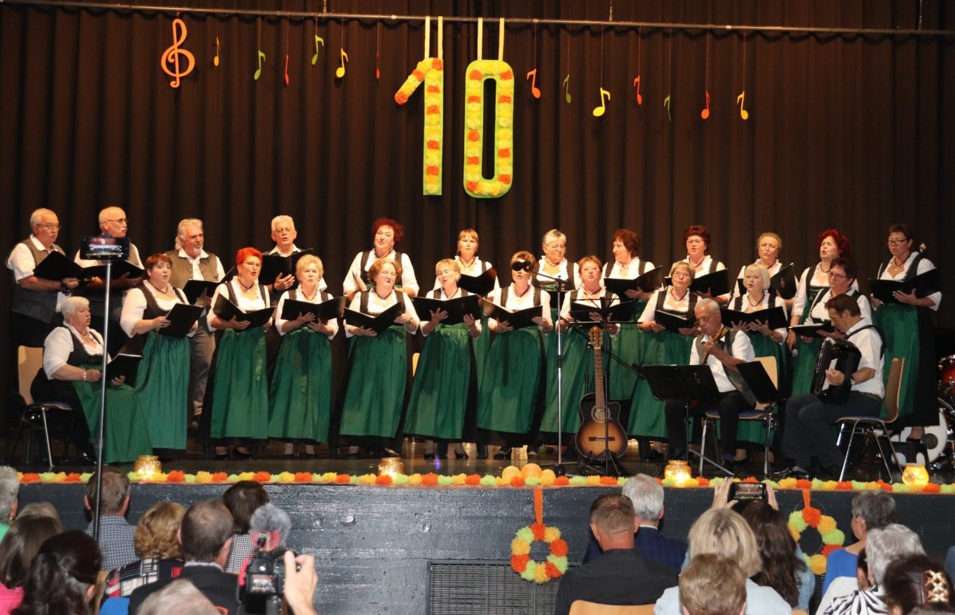 10 Jahre Chor Harmonie 10 Jahre Chor Harmonie in grüner Tracht auf der Bühne der Gallushalle