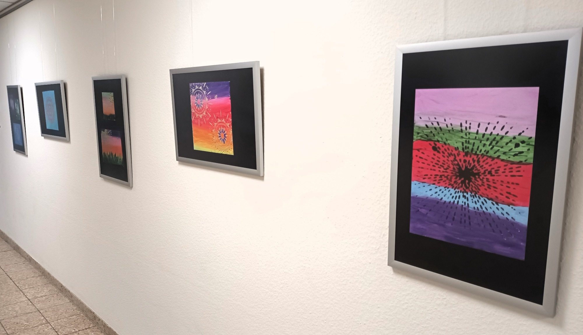 Langer Flur Langer Flur mit Kunstwerken von Kindern ab 8 Jahren