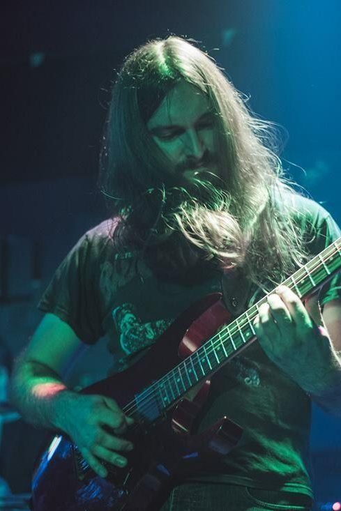 C. Koch Lehrkraft mit E-Gitarre