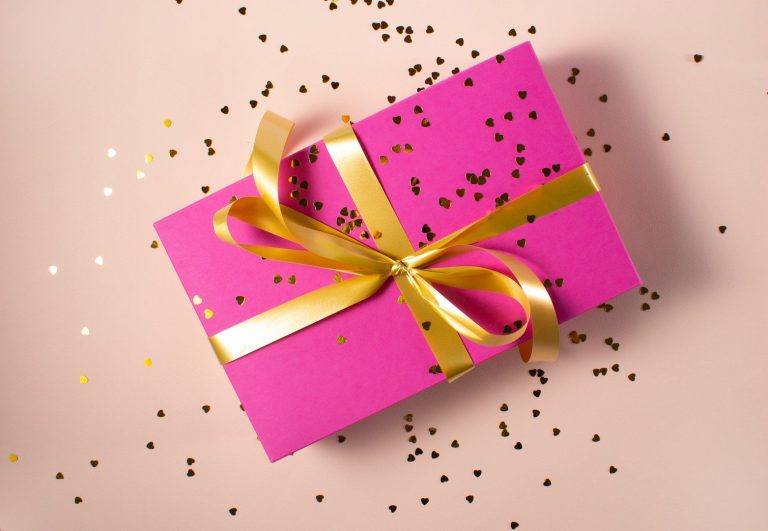 Geschenkgutschein Rosa Geschenk mit Schleife
