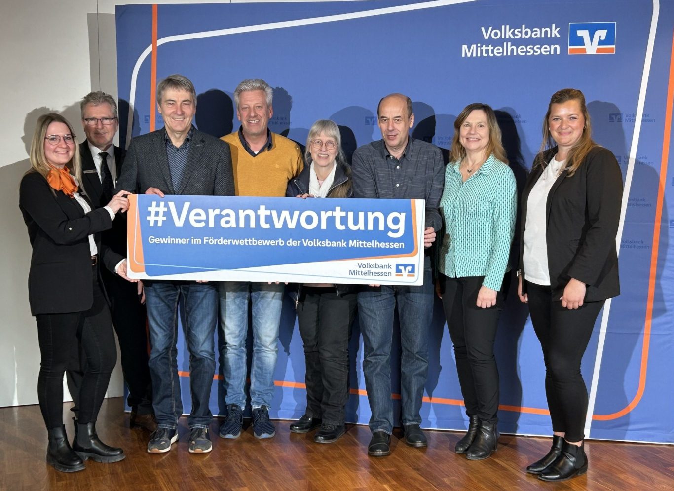 Gewinnübergabe Gewinnübergabe bei der Volksbank Mittelhessen mit Vorstand der MuKs und Voba Mitarbeiterinnen