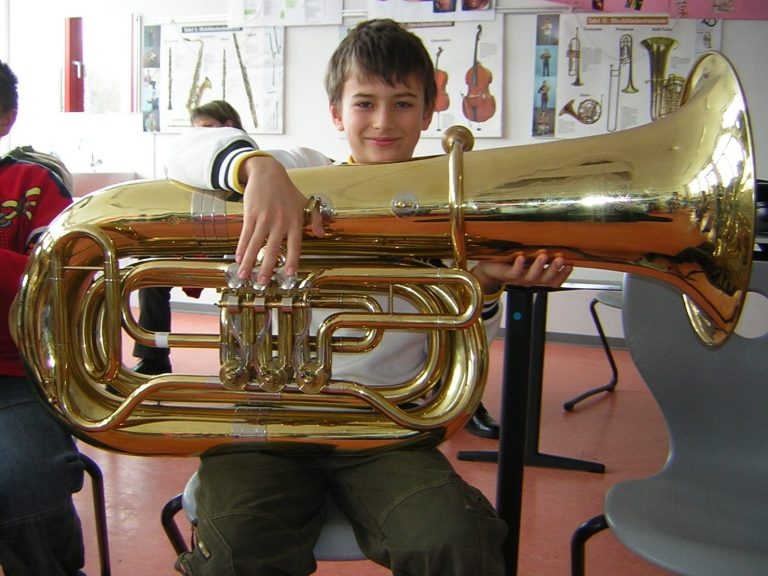 Junge mit Tuba